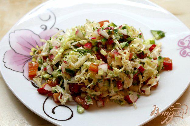 фото рецепта: Салат с пекинской капусты, огурца и редиса