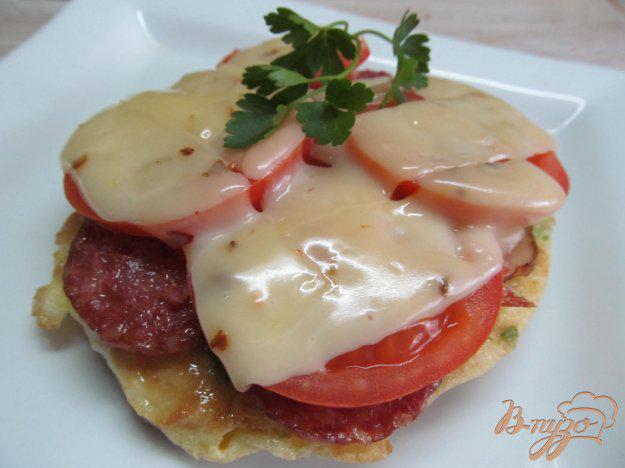 фото рецепта: Бутерброд с бужениной помидором и сыром
