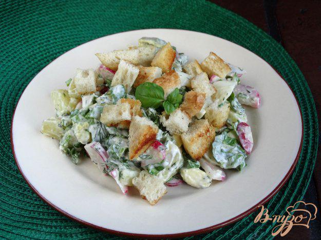 фото рецепта: Салат с щавелем, гренками, яйцом и картофелем
