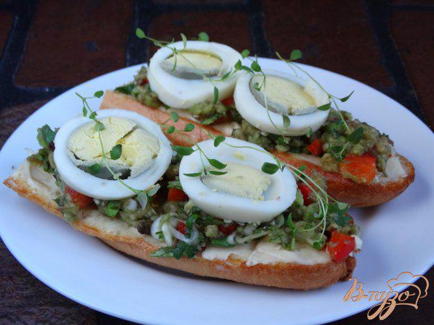 фото рецепта: Сендвич с гуакамоле, яйцом и тимьяном