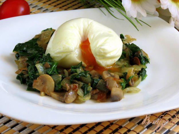 фото рецепта: Тёплый салат из шпината, с грибами и яйцом пашот.