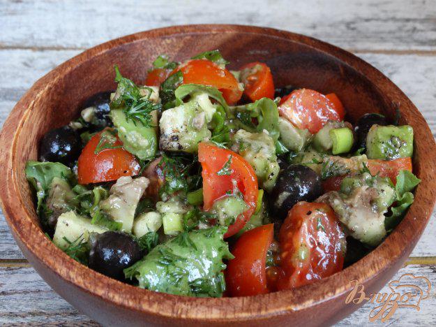 фото рецепта: Салат с черри, авокадо, маслинами