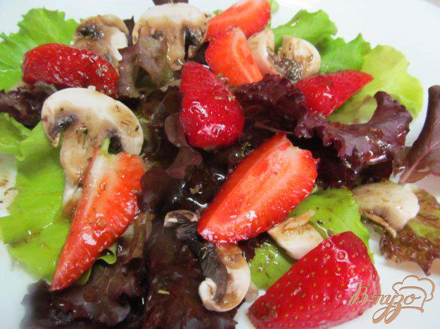 фото рецепта: Салат с клубникой и шампиньонами