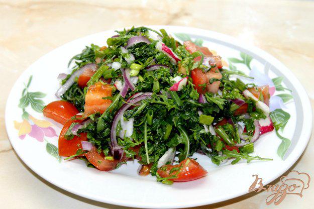 фото рецепта: Салат с помидором, рукколой и крымским маринованным луком