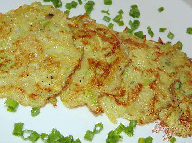 фото рецепта: Картофельные драники с кабачком и зеленым луком