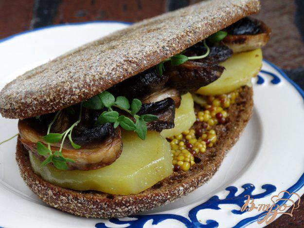 фото рецепта: Сандвич с грибами, картофелем и зернистой горчицей