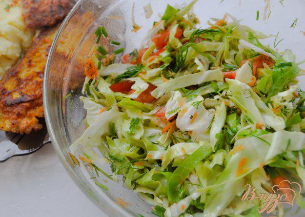 фото рецепта: Овощной салат с молодой морковью и капустой