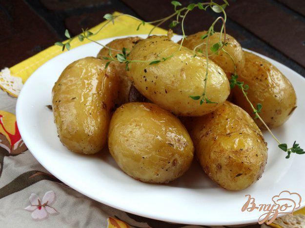 фото рецепта: Молодой картофель запеченный с чесноком и тимьяном