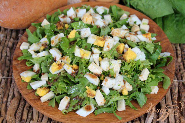 фото рецепта: Зеленый салат с сыром сулугуни и яйцом