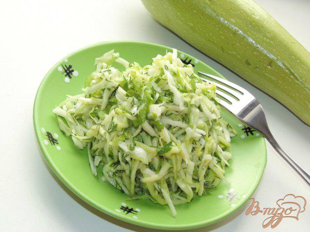 фото рецепта: Салат из молодой капусты и свежего кабачка