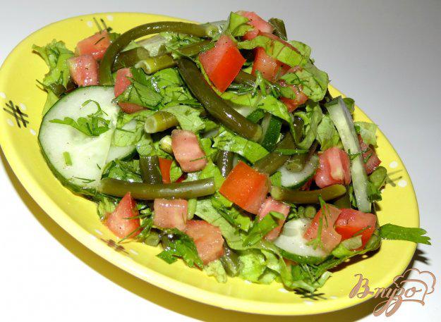 фото рецепта: Салат из свежих помидоров, огурцов и чесночных стрелок