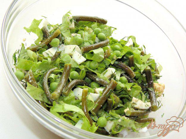 фото рецепта: Салат с чесночными стрелками и свежим зеленым горошком