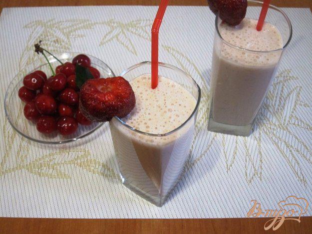 фото рецепта: Молочный коктейль с персиками, клубникой и бананом