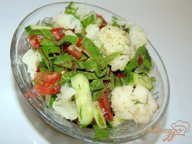 фото рецепта: Салат с цветной капустой, мангольдом и помидорами