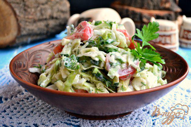 фото рецепта: Салат из капусты и овощей со сметаной и чесноком