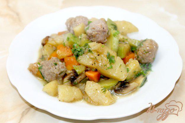фото рецепта: Тушенный молодой картофель с грибами и фрикадельками
