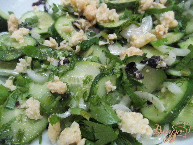 фото рецепта: Маринованная брынза с огуречным салатом