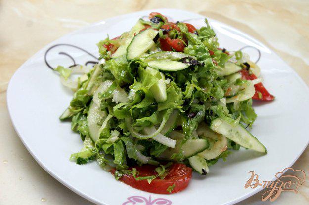фото рецепта: Летний легкий салат с перцем, помидорами и свежим базиликом