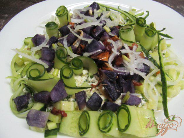 фото рецепта: Салат из творога с картофелем и огурцом