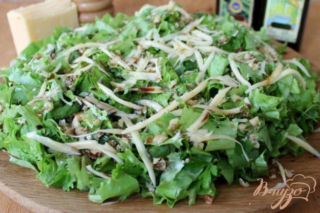 фото рецепта: Зеленый салат с грецкими орехами чесноком и сыром