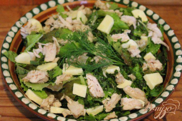 фото рецепта: Зеленый салат с курицей и сыром сулугуни