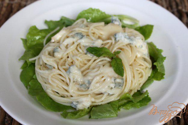 фото рецепта: Спагетти с листьями салата и горгонзолой