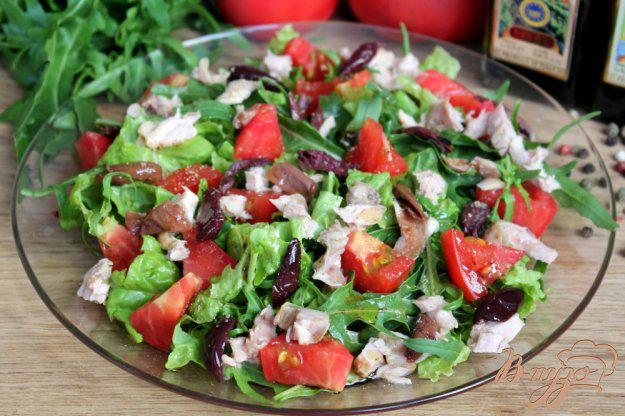 фото рецепта: Салат с помидорами, мясом кролика и оливками