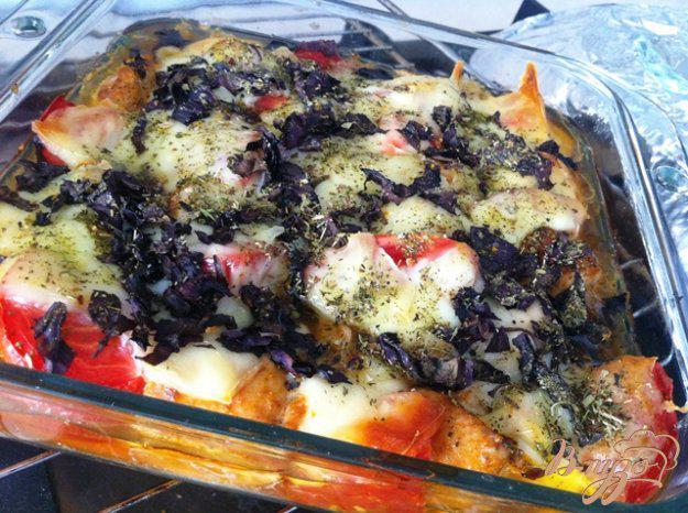 фото рецепта: Куриное филе запеченное с моцареллой, помидорами и базиликом