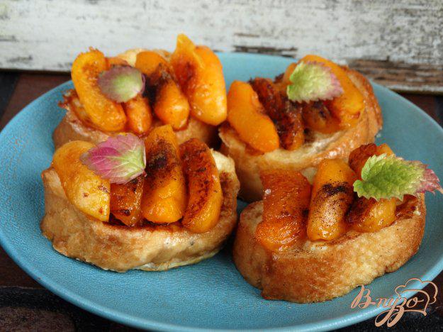 фото рецепта: Гренки с карамелизованными абрикосами