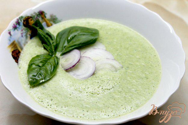 фото рецепта: Сливочный крем - суп из кабачков, шпината и зеленого горошка