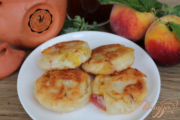 фото рецепта: Сырники с кусочками персика