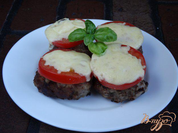 фото рецепта: Мясные котлеты запеченные с помидорами и сыром