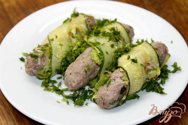 фото рецепта: Свиные колбаски завернутые в кабачок