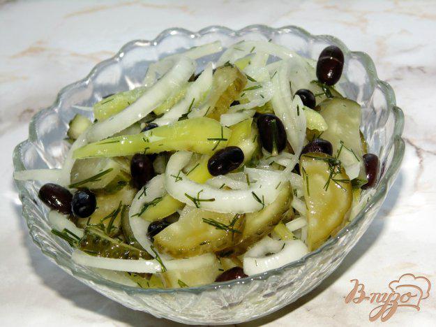 фото рецепта: Салат из малосольных огурцов, сладкого перца и черной фасоли