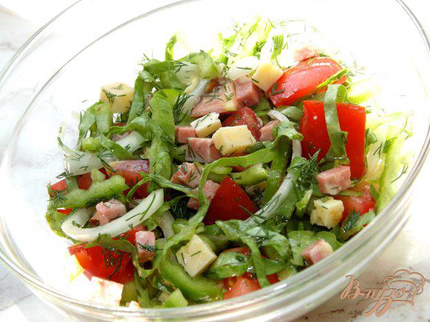 фото рецепта: Салат из помидоров с полукопченой колбасой