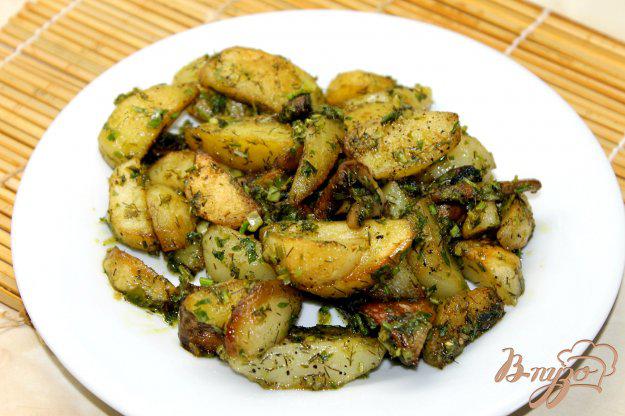 фото рецепта: Хрустящий картофель по - деревенски с грибами и зеленью