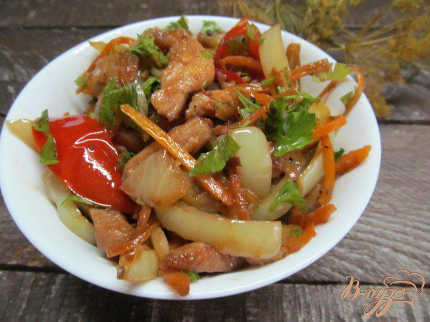 фото рецепта: Теплый салат из баклажана с куриным филе