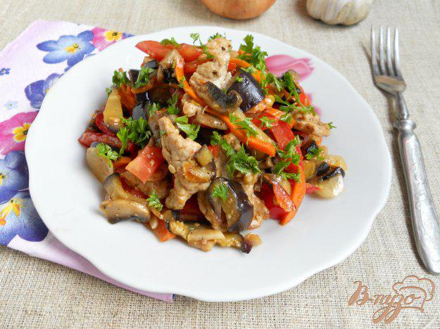 фото рецепта: Салат из баклажанов со свининой и грибами