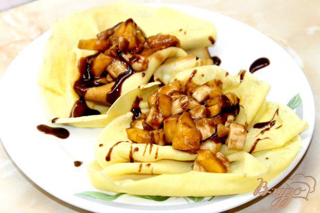 фото рецепта: Сладкие блины с бананом и персиком в шоколаде