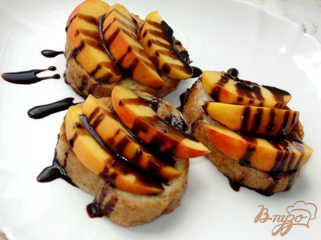 фото рецепта: Сладкие гренки с персиком и шоколадным соусом