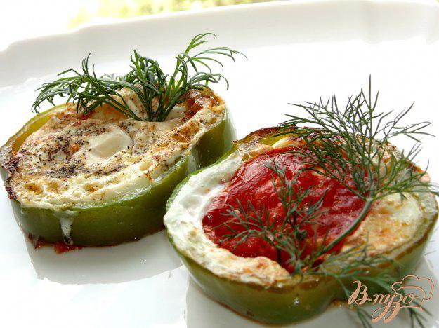 фото рецепта: Яичница в болгарском перце с помидором