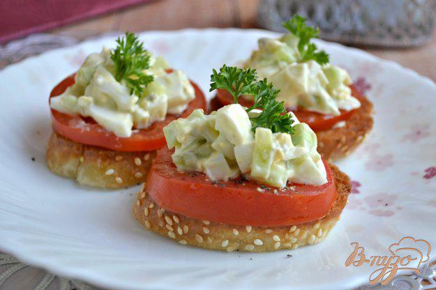 фото рецепта: Чесночные гренки с яично-огуречным салатом и помидорами