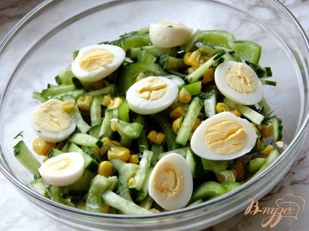 фото рецепта: Салат с отварной кукурузой и перепелиными яйцами