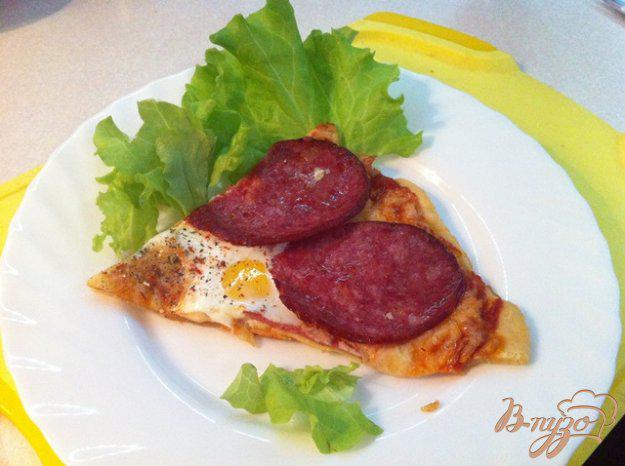фото рецепта: Пицца с салями и перепелиными яйцами