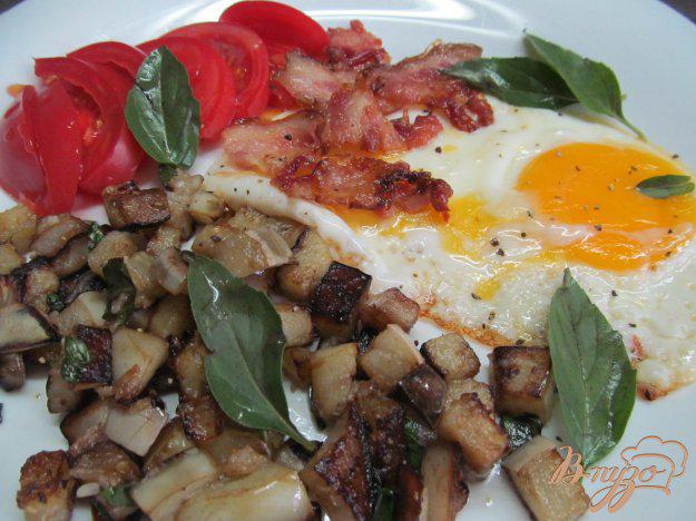 фото рецепта: Блюдо на завтрак из баклажана с яйцом