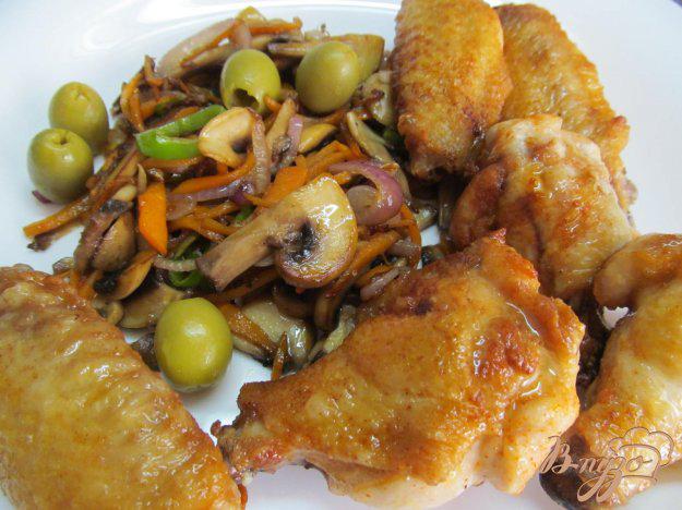 фото рецепта: куриные крылья с грибным горячим салатом