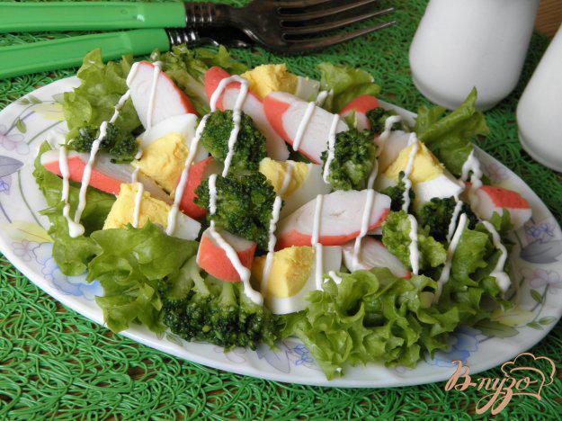 фото рецепта: Салат с яйцом, брокколи и палочками