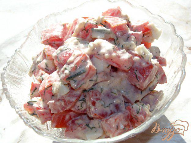 фото рецепта: Салат из помидоров с твердым сыром и яйцами