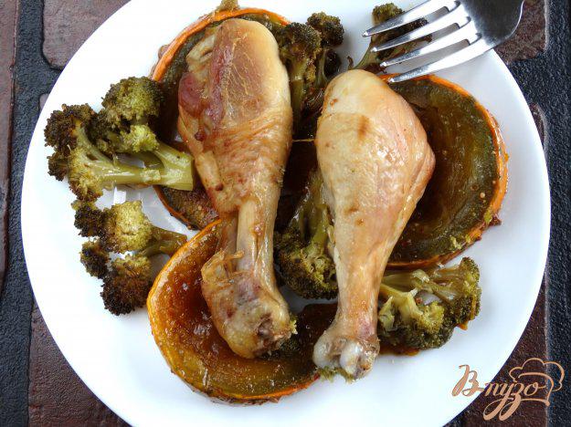 фото рецепта: Куриные голени запеченные с тыквой и брокколи