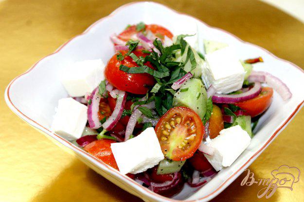 фото рецепта: Легкий овощной салат с сыром фета и мятой